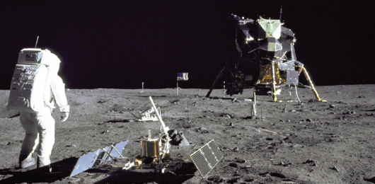 Edwin Aldrin na Lua, fotografado por Neil Armstrong. Edwin Aldrin na Lua, fotografado por Neil Armstrong.
