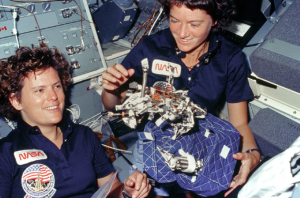 Kathryn Sullivan e Sally Ride (à direita), em 10.06.10984. Kathryn Sullivan e Sally Ride (à direita), em 10.06.10984.